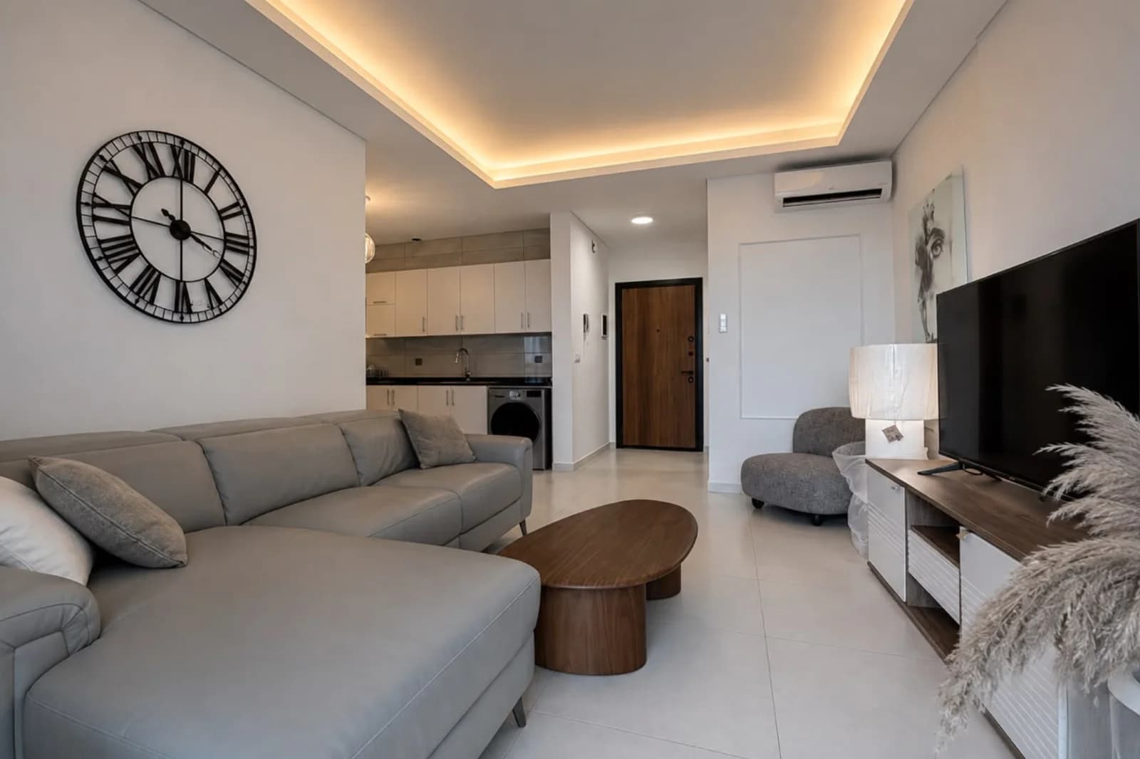 Salon décoré avec goût d'un appartement de standing, style contemporain